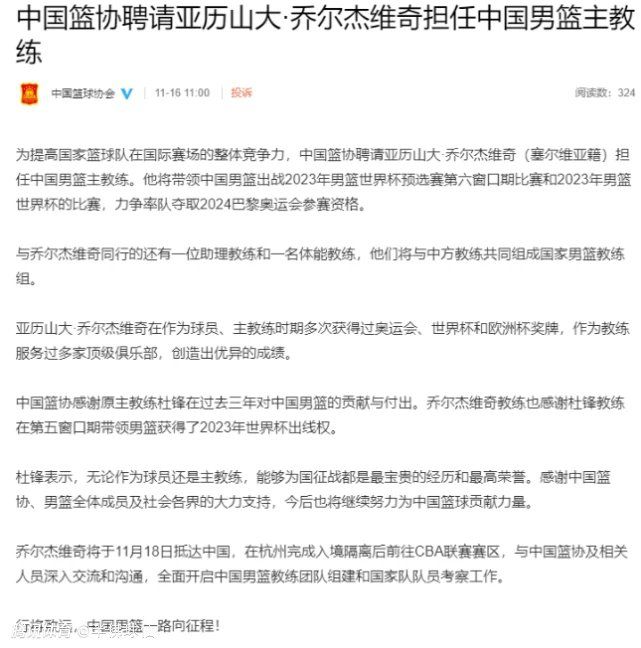 伪满期间，时局骚乱。关东军凶神恶煞，革命组织救国会相机而动。在这片看似晴朗的天空下，绰号小东北（雷佳音 饰）的无业青年游走年夜街冷巷，靠坑蒙拐骗混日子。偶尔的机遇，他不测得知了一个奥秘，关东军将有一批黄金送往防护办法周密的年夜和银行，而以女影星芳蝶（小陶红 饰）为首的救国会成员决议篡夺黄金，进而禁止日本人向意年夜利采办军械的打算。看在黄金的份上。小东北死皮赖脸要插上一脚。固然凭仗小伶俐屡屡到手，可是他也给芳蝶等人带来很多麻烦。而他们的敌手——关东军年夜佐鸟山幸之助（山崎敬一 饰）阴险狡猾，成为他们最年夜的阻碍。